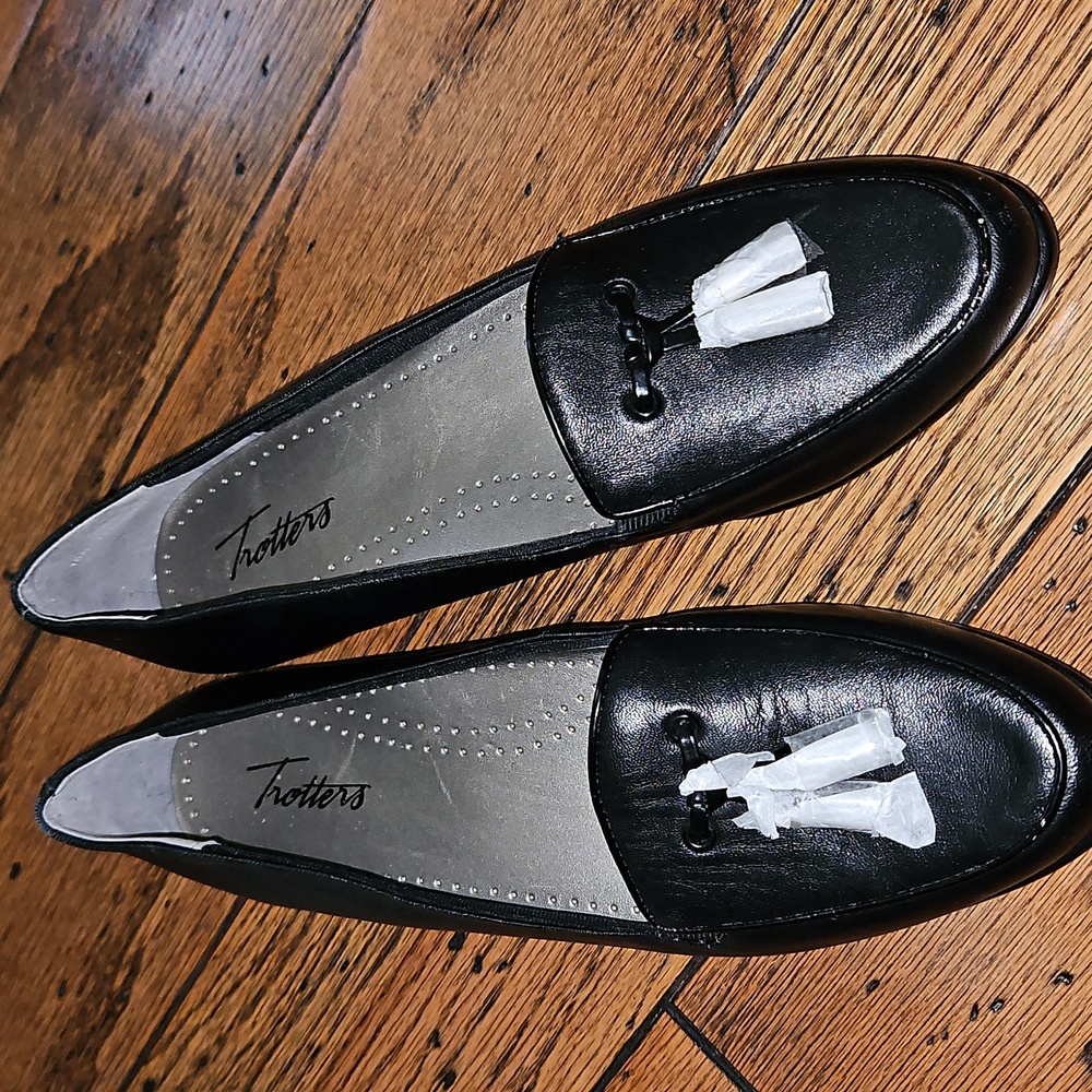 Trotters Black Leather Loafers Rubber Flexible Soles Size 10 N